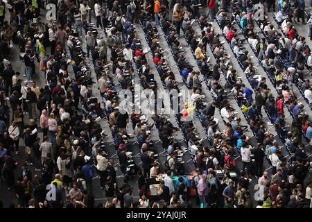 06.12.2023, Chine, Hongkong, Hong Kong - vue d'oiseau : les gens assis sur des chaises les uns à côté des autres lors d'un événement. 00S231206D355CAROEX.JPG [MODÈLE RELE Banque D'Images