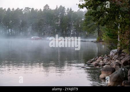 Brouillard matinal au-dessus de la jetée du bateau à Vastanvik Motala Suède Banque D'Images