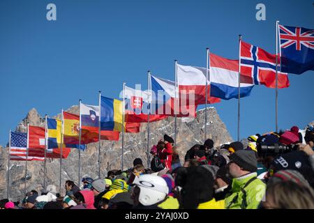 27.01.2024, Italie, Veneto, Cortina d Ampezzo - Nationalfahnen vieler l^ nder wehen BEI einer Sportveranstaltung ¸ber den Kˆpfen der Zuschauer. 00S24012 Banque D'Images