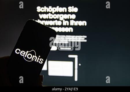 Rheinbach, Allemagne 13 octobre 2024, le logo de la marque de la société de logiciels 'Celonis' sur l'affichage d'un smartphone devant le site Banque D'Images