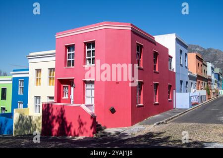 Les maisons et les bâtiments aux couleurs vives du quartier de Bo-Kaap au Cap, en Afrique du Sud Banque D'Images