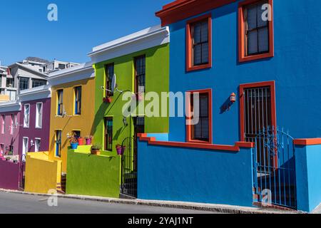Les maisons et les bâtiments aux couleurs vives du quartier de Bo-Kaap au Cap, en Afrique du Sud Banque D'Images