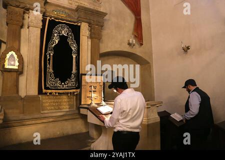 Cracovie. Cracovie. Pologne. Juifs priant devant l'Arche de la Torah (Aron ha-kodesh) dans la synagogue Remuh (Remu). Kazimierz, anciens quartiers juifs. Banque D'Images