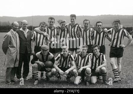 08.07.1964, République démocratique allemande, Bezirk Erfurt, Gotha - Gruppenfoto der Fuflballmannschaft Hoppegarten auf der Galopprennbahn. 00S640708D004CARO Banque D'Images