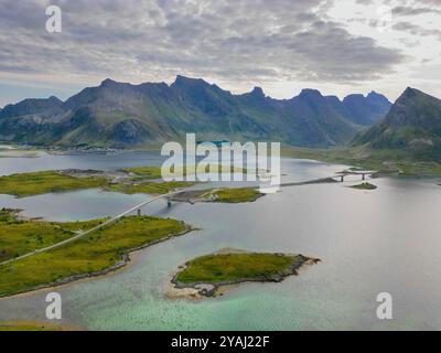Majestueux fjords et paysage de montagne avec traversée panoramique du pont Banque D'Images
