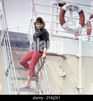 01.07.1971, République démocratique allemande, Bezirk Rostock, Rostock - photographie publicitaire pour magazines de mode : le modèle montre la dernière mode féminine sur un Banque D'Images