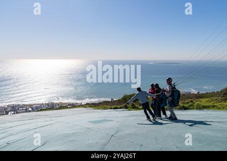 Un parapente décollant du site de lancement de signal Hill au Cap, en Afrique du Sud Banque D'Images