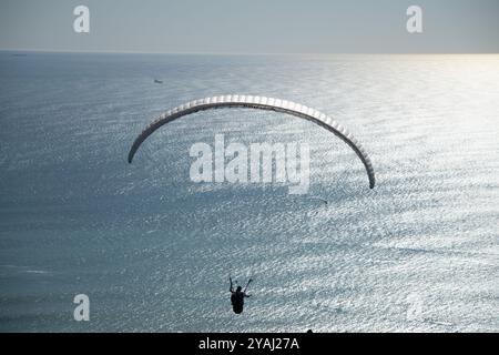 Un parapente décollant du site de lancement de signal Hill au Cap, en Afrique du Sud Banque D'Images