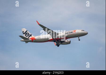 15.07.2023, Singapour, , Singapur - Un avion de passagers de Jetstar Asia Airways, un Airbus A320-200 immatriculé 9V-JSR, en approche de Chan Banque D'Images