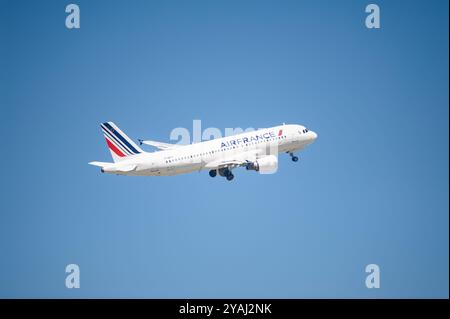 13.05.2024, Allemagne, , Berlin - Europe - un Airbus A320-214 d'Air France immatriculé F-GKXP décollant de Berlin Brandebourg Banque D'Images