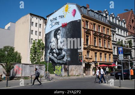 17.05.2024, Allemagne, , Berlin - Europe - Une murale de l'artiste de graffiti israélien Benzi Brofman sur un bâtiment le long d'Oranienburger Strasse, non loin de la Banque D'Images