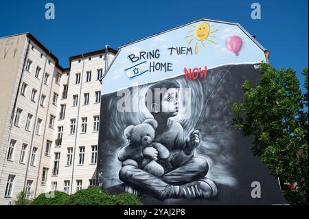 17.05.2024, Allemagne, , Berlin - Europe - Une murale de l'artiste de graffiti israélien Benzi Brofman sur un bâtiment le long d'Oranienburger Strasse, non loin de la Banque D'Images