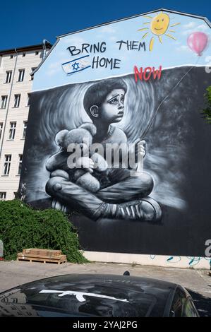 17.05.2024, Allemagne, , Berlin - Europe - Une murale de l'artiste de graffiti israélien Benzi Brofman sur un bâtiment le long d'Oranienburger Strasse, non loin de la Banque D'Images