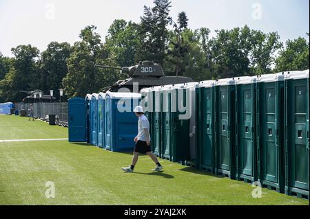 29.06.2024, Allemagne, , Berlin - Europe - gazon artificiel vert et toilettes publiques mobiles devant le Mémorial de guerre soviétique sur le fan Mile de la E Banque D'Images