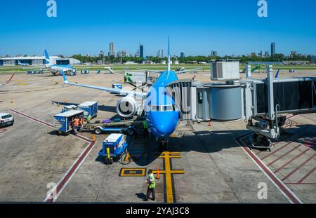 06.03.2024, Argentine, Buenos Aires, Buenos Aires - Un Boeing 737 MAX de la compagnie aérienne Aerolineas Argentinas est chargé de valises à Buenos Aires Banque D'Images