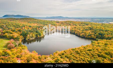 Mont St-Bruno, Canada - 13 oct. 2024 : saison d'automne colorée au Lac Moulin sur le Mont St-Bruno Banque D'Images