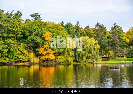 Mont St-Bruno, Canada - 13 oct. 2024 : saison d'automne colorée au Lac Moulin sur le Mont St-Bruno Banque D'Images