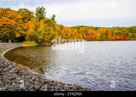 Mont St-Bruno, Canada - 13 oct. 2024 : saison d'automne colorée au Lac Moulin sur le Mont St-Bruno Banque D'Images