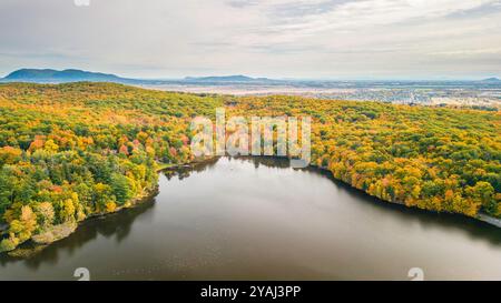 Mont St-Bruno, Canada - 13 oct. 2024 : saison d'automne colorée au Lac Moulin sur le Mont St-Bruno Banque D'Images