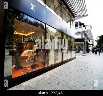 Boutique Louis Vuitton auf der Düsseldorfer Kö Aussenansicht der Edelboutique Louis Vuitton auf der Düsseldorfer Königsallee. Düsseldorf Deutschland Nordrhein-Westfalen / NRW Banque D'Images