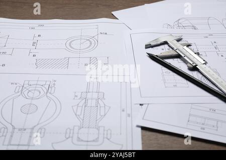 Différents dessins techniques, pied à coulisse et crayon sur la table, gros plan Banque D'Images