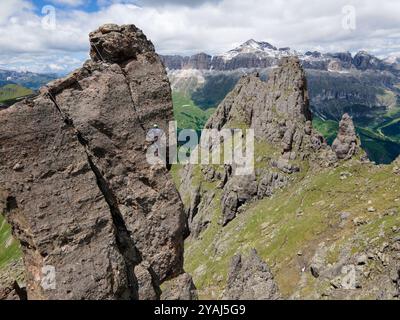 Via Ferrata delle Trincee, Dolomites, Val di Fassa Valley. Homme grimpant la montagne rocheuse verticale. Contexte du groupe Sella (Pordoi, Piz Boè) Banque D'Images