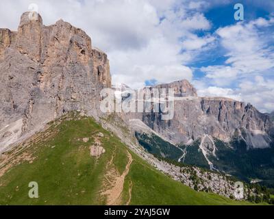 Vue de Sass Pordoi depuis les tours Torri del Sella. Col de Sella, vallée de Fassa et Gardena, Dolomites de Sassolungo (Sasslong). Aérien du pic des montagnes rocheuses Banque D'Images