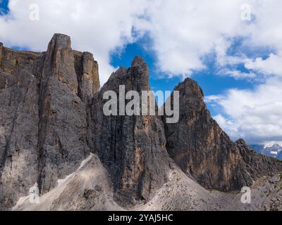 Tours Torri del Sella. Col de Sella, vallée de Fassa et Gardena, Dolomites de Sassolungo (Sasslong). Vue aérienne des sommets rocheux et des nuages. Banque D'Images