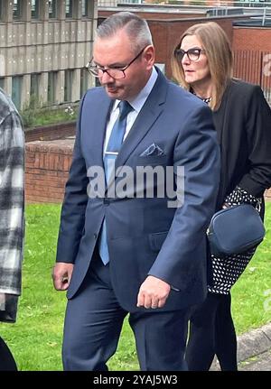 Sheffield Wednesday fan Richard Crisp quittant Sheffield Magistrates' court, où il a comparu accusé d'avoir envoyé une communication/un article de nature indécente ou offensante. Il est allégué que M. Crisp a publié des remarques offensantes sur la mort d'un partisan de West Bromwich Albion, décédé lors d'un match entre les deux équipes, faisant référence à la tragédie de Hillsborough en 1989. Date de la photo : lundi 14 octobre 2024. Banque D'Images