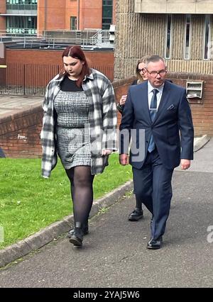 Sheffield Wednesday fan Richard Crisp quittant Sheffield Magistrates' court, où il a comparu accusé d'avoir envoyé une communication/un article de nature indécente ou offensante. Il est allégué que M. Crisp a publié des remarques offensantes sur la mort d'un partisan de West Bromwich Albion, décédé lors d'un match entre les deux équipes, faisant référence à la tragédie de Hillsborough en 1989. Date de la photo : lundi 14 octobre 2024. Banque D'Images