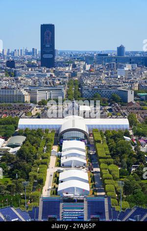 Paris, France - 10 août 2024 : vue aérienne de l'Arena champ de mars, anciennement le Grand Palais Ephémère, un lieu temporaire devant l'armée Banque D'Images