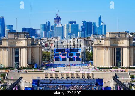 Paris, France - 10 août 2024 : vue aérienne du Parc des Champions, un lieu temporaire construit au-dessus des fontaines du Trocadéro F. Banque D'Images