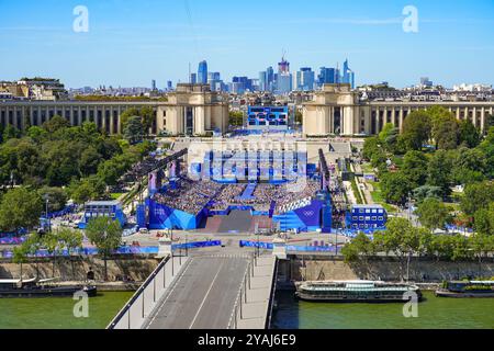 Paris, France - 10 août 2024 : vue aérienne du Parc des Champions, un lieu temporaire construit au-dessus des fontaines du Trocadéro F. Banque D'Images