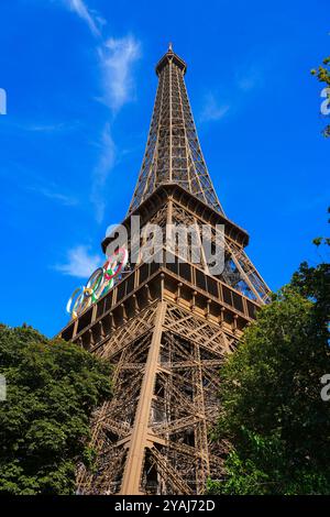 Paris, France - 10 août 2024 : anneaux olympiques à LED géantes sur la Tour Eiffel pour les Jeux olympiques d'été de Paris 2024 Banque D'Images