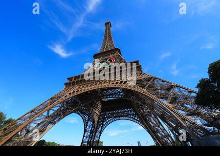 Paris, France - 10 août 2024 : anneaux olympiques à LED géantes sur la Tour Eiffel pour les Jeux olympiques d'été de Paris 2024 Banque D'Images