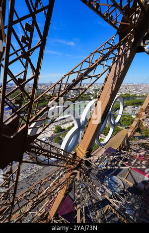 Paris, France - 10 août 2024 : anneaux olympiques à LED géantes sur la Tour Eiffel pour les Jeux olympiques d'été de Paris 2024 Banque D'Images