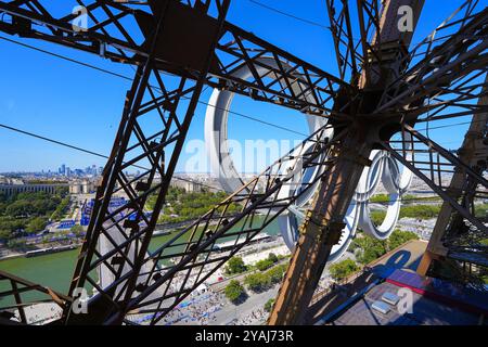 Paris, France - 10 août 2024 : anneaux olympiques à LED géantes sur la Tour Eiffel pour les Jeux olympiques d'été de Paris 2024 Banque D'Images