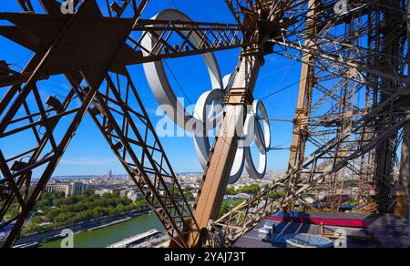 Paris, France - 10 août 2024 : anneaux olympiques à LED géantes sur la Tour Eiffel pour les Jeux olympiques d'été de Paris 2024 Banque D'Images