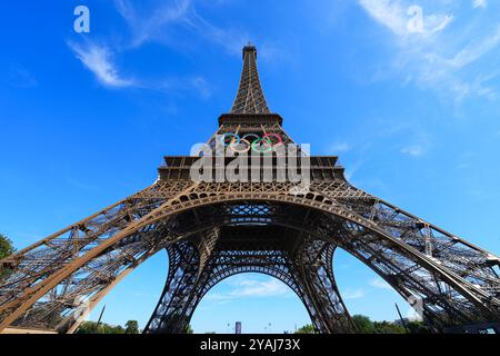 Paris, France - 10 août 2024 : anneaux olympiques à LED géantes sur la Tour Eiffel pour les Jeux olympiques d'été de Paris 2024 Banque D'Images