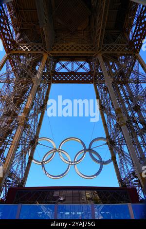 Paris, France - 10 août 2024 : anneaux olympiques à LED géantes sur la Tour Eiffel pour les Jeux olympiques d'été de Paris 2024 Banque D'Images