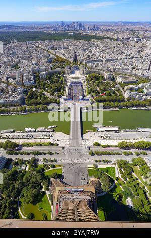 Paris, France - 10 août 2024 : vue aérienne du Parc des Champions, un lieu temporaire construit au-dessus des fontaines du Trocadéro F. Banque D'Images