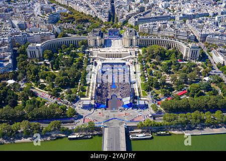 Paris, France - 10 août 2024 : vue aérienne du Parc des Champions, un lieu temporaire construit au-dessus des fontaines du Trocadéro F. Banque D'Images