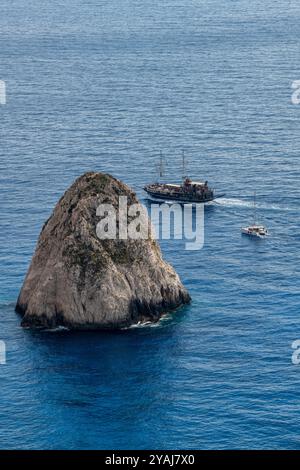 Excursion touristique en bateau sur l'île grecque de Zante ou Zakynthos en passant par la côte rocheuse et des pinacles ou des piles de mer au phare de Keri en Grèce Banque D'Images