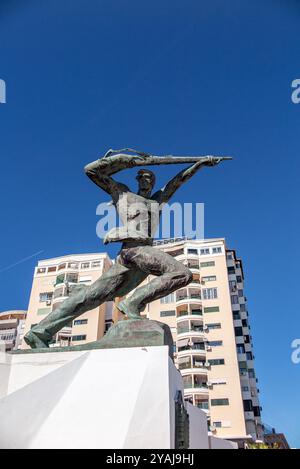 Statue représentant un soldat de la révolution, Durres, Albanie Banque D'Images