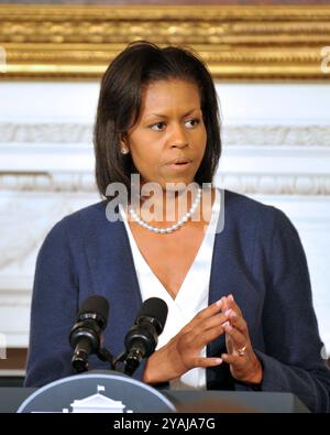 Washington, États-Unis d'Amérique. 29 janvier 2009. Washington, DC - 29 janvier 2009 -- la première dame Michelle Obama fait une déclaration dans la salle à manger d'État de la Maison Blanche à Washington, DC lors d'une réception en l'honneur de la signature de la loi Lilly Ledbetter Fair Pay Restoration Act le jeudi 29 janvier 2009.Credit : Ron Sachs - Pool via CNP/Sipa USA Credit : Sipa USA/Alamy Live News Banque D'Images