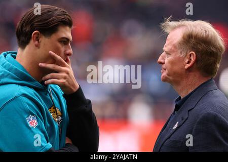 Tottenham Hotspur Stadium, Londres, Royaume-Uni. 13 octobre 2024. NFL UK Football, Jacksonville Jaguars contre Chicago Bears ; l'ancien joueur de rugby gallois Louis Rees-Zammit s'entretient avec le commissaire de la NFL Roger Goodell Credit : action plus Sports/Alamy Live News Banque D'Images