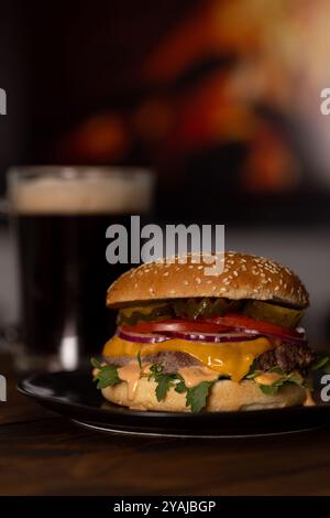 Cheeseburger maison juteux avec roquette Banque D'Images