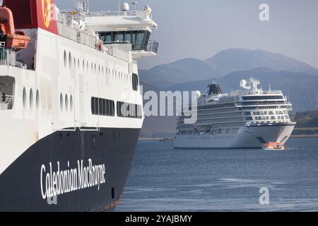 Village d'Ullapool, Écosse. Le Caledonian MacBrayne (Cal Mac) Loch Seaforth, Lewis à Ullapool ferry, arrivant à Ullapool. Banque D'Images