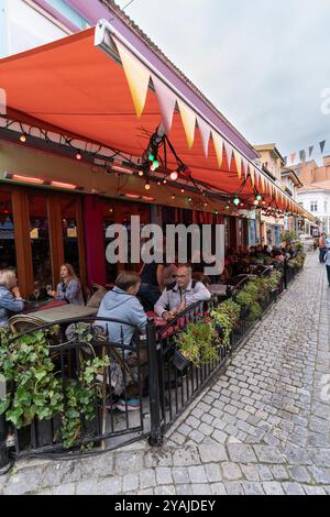 Stavanger, Norvège - 6 août, Norvège : une terrasse d'un café à Fargegaten, à Stavanger également connu sous le nom de Øvre Holmegate, un loca de rue dynamique et coloré Banque D'Images