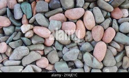 Photo abstraite plein cadre de galets dans le sol Banque D'Images